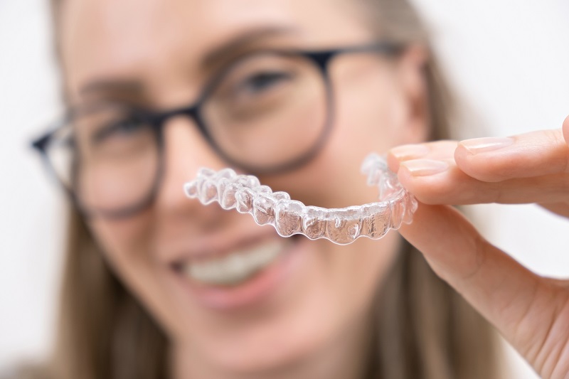 Braces vs Invisalign - Everything you need to know - House Of Smile Design